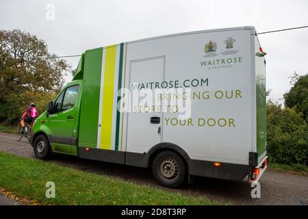 Talaplow, Buckinghamshire, Royaume-Uni. 1er novembre 2020. Les véhicules de livraison au supermarché Waitrose étaient en rupture de stock dans le Buckinghamshire aujourd'hui, alors que les gens commencent à faire le point sur les provisions avant le second confinement de Covid-19 qui doit se produire à partir de jeudi cette semaine en Angleterre. Les créneaux de supermarchés pour les livraisons sont de nouveau de plus en plus difficiles à obtenir que les gens panique acheter comme cela s'est produit dans le premier Covid-19 verrouillage. Crédit : Maureen McLean/Alay Live News Banque D'Images