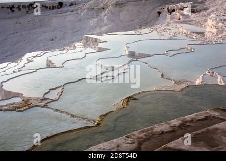 Pamukkale au coucher du soleil, terrasses de fritte Turquie Banque D'Images