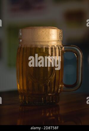 Gros plan d'un homme qui verse de la bière Banque D'Images