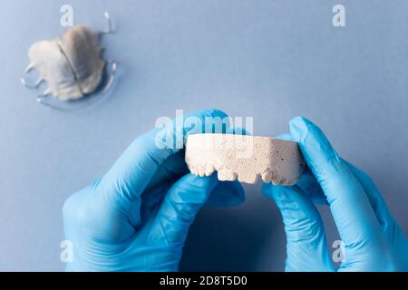 plâtre moulé de la mâchoire de l'enfant dans les mains du dentiste. dentisterie pédiatrique Banque D'Images