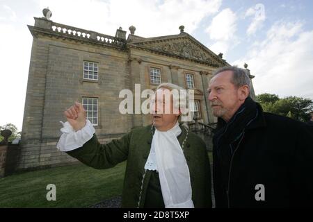 Bill Paterson a ouvert le premier festival du livre Boswell à la maison Auchinleck à Ayrshire le vendredi 20 mai 2011 avec l'acteur David McKail qui a été habillé comme James Boswell pour la représentation de : “Bozzy, une soirée de Carnalité, de Calvinisme, de Claret et de convivialité avec le biographe du Dr Johnson” Un festival littéraire original consacré à la biographie et au premier biographe moderne, James Boswell. Le festival comprend des conférences, des spectacles et des ateliers d'écrivains, d'acteurs et d'artistes. Banque D'Images