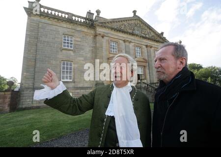 Bill Paterson a ouvert le premier festival du livre Boswell à la maison Auchinleck à Ayrshire le vendredi 20 mai 2011 avec l'acteur David McKail qui a été habillé comme James Boswell pour la représentation de : “Bozzy, une soirée de Carnalité, de Calvinisme, de Claret et de convivialité avec le biographe du Dr Johnson” Un festival littéraire original consacré à la biographie et au premier biographe moderne, James Boswell. Le festival comprend des conférences, des spectacles et des ateliers d'écrivains, d'acteurs et d'artistes. Banque D'Images