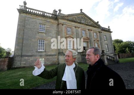 Bill Paterson a ouvert le premier festival du livre Boswell à la maison Auchinleck à Ayrshire le vendredi 20 mai 2011 avec l'acteur David McKail qui a été habillé comme James Boswell pour la représentation de : “Bozzy, une soirée de Carnalité, de Calvinisme, de Claret et de convivialité avec le biographe du Dr Johnson” Un festival littéraire original consacré à la biographie et au premier biographe moderne, James Boswell. Le festival comprend des conférences, des spectacles et des ateliers d'écrivains, d'acteurs et d'artistes. Banque D'Images