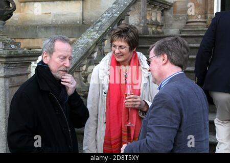 Bill Paterson a ouvert le premier festival du livre Boswell à la maison Auchinleck à Ayrshire le vendredi 20 mai 2011, vu ici discutant avec un couple de sa carrière Banque D'Images