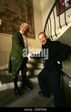 Bill Paterson a ouvert le premier festival du livre Boswell à la maison Auchinleck à Ayrshire le vendredi 20 mai 2011 avec l'acteur David McKail qui a été habillé comme James Boswell pour la représentation de : “Bozzy, une soirée de Carnalité, de Calvinisme, de Claret et de convivialité avec le biographe du Dr Johnson” Un festival littéraire original consacré à la biographie et au premier biographe moderne, James Boswell. Le festival comprend des conférences, des spectacles et des ateliers d'écrivains, d'acteurs et d'artistes. Banque D'Images