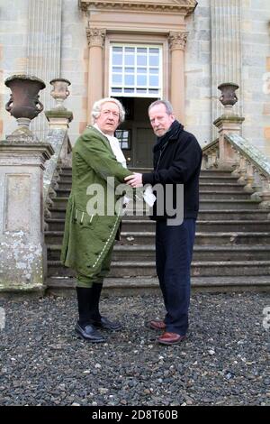 Bill Paterson a ouvert le premier festival du livre Boswell à la maison Auchinleck à Ayrshire le vendredi 20 mai 2011 avec l'acteur David McKail qui a été habillé comme James Boswell pour la représentation de : “Bozzy, une soirée de Carnalité, de Calvinisme, de Claret et de convivialité avec le biographe du Dr Johnson” Un festival littéraire original consacré à la biographie et au premier biographe moderne, James Boswell. Le festival comprend des conférences, des spectacles et des ateliers d'écrivains, d'acteurs et d'artistes. Banque D'Images