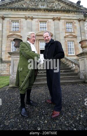 Bill Paterson a ouvert le premier festival du livre Boswell à la maison Auchinleck à Ayrshire le vendredi 20 mai 2011 avec l'acteur David McKail qui a été habillé comme James Boswell pour la représentation de : “Bozzy, une soirée de Carnalité, de Calvinisme, de Claret et de convivialité avec le biographe du Dr Johnson” Un festival littéraire original consacré à la biographie et au premier biographe moderne, James Boswell. Le festival comprend des conférences, des spectacles et des ateliers d'écrivains, d'acteurs et d'artistes. Banque D'Images