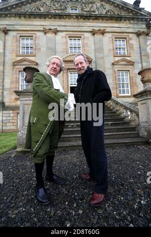 Bill Paterson a ouvert le premier festival du livre Boswell à la maison Auchinleck à Ayrshire le vendredi 20 mai 2011 avec l'acteur David McKail qui a été habillé comme James Boswell pour la représentation de : “Bozzy, une soirée de Carnalité, de Calvinisme, de Claret et de convivialité avec le biographe du Dr Johnson” Un festival littéraire original consacré à la biographie et au premier biographe moderne, James Boswell. Le festival comprend des conférences, des spectacles et des ateliers d'écrivains, d'acteurs et d'artistes. Banque D'Images