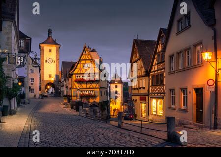 ROTHENBURG, ALLEMAGNE, 26 JUILLET 2020 : vue classique de la ville médiévale de Rothenburg ob der Tauber illuminée au crépuscule pendant le blu Banque D'Images