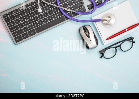 Bureau de médecins bleu avec divers articles Banque D'Images