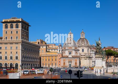 Ville de Rome en Italie avec église de Sainte Marie de Loreto et église du très Saint nom de Marie au Forum de Trajan, vue de la Piazza Venez Banque D'Images