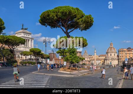 Ville de Rome en Italie, via dei Fori Imperiali et via Alessandrina dans le centre historique Banque D'Images