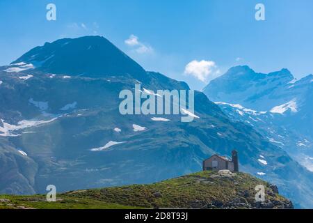 Eglise au sommet d'une montagne dans les Alpes italiennes, Parc National du Gran Paradiso Banque D'Images