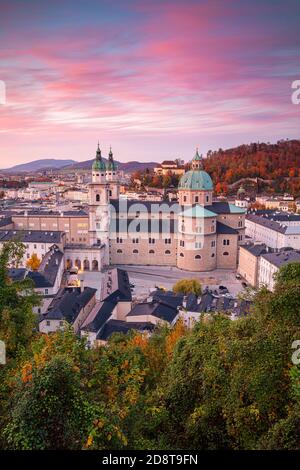 Salzbourg, Autriche. Image de la ville de Salzbourg, Autriche avec cathédrale de Salzbourg au cours de l'automne au coucher du soleil. Banque D'Images