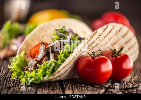 Ouvrez la viande et la tortilla sur un panneau rustique en bois Banque D'Images