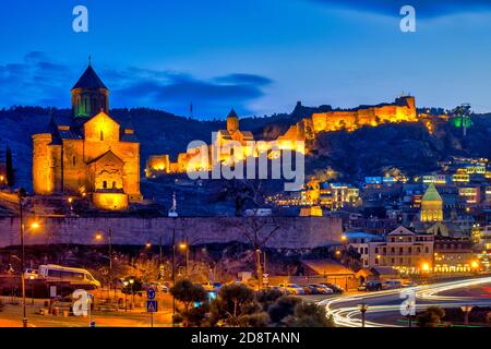 Vue de la cathédrale de Metekhi et la forteresse de Narikala, Tbilissi, Géorgie Banque D'Images