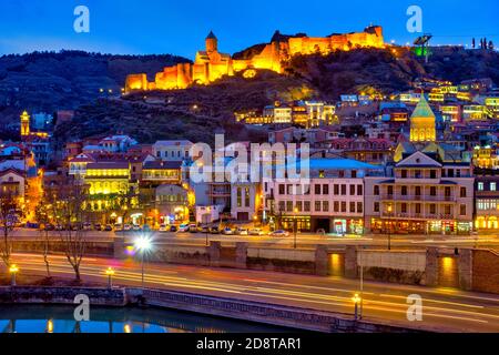 Vue sur le Vieux Tbilissi et la forteresse de Narikala à partir de la falaise de Metekhi, Tbilissi, Géorgie Banque D'Images