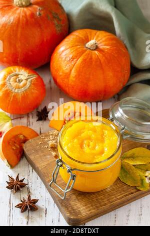 Purée de citrouille aux épices et citrouille sur une table en bois. Banque D'Images