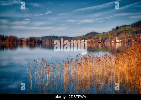 DE - BAVIÈRE: Lac Schliersee en regardant vers le nord jusqu'au village de Schliersee (HDR-Photography) Banque D'Images