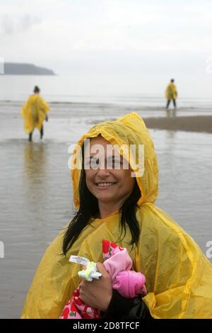 Plage d'Ayr.Ayrshire, Écosse, Royaume-Uni juillet 2011 malgré la pluie et la brume de mer qui ont gâché la vue sur l'île d'Arran ce groupe lors d'une excursion d'une journée de l'église paroissiale de North Motherwell groupe de jeunes enfants ont été déterminés à s'amuser sur la plage de 11 ans Jodie Boyce,Sa mère Jules Boyce et son amie familiale Carly Donnelly, âgée de 16 ans Banque D'Images