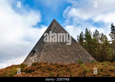 BALMORAL CAIRNS ROYAL DEESIDE ABERDEENSHIRE SCOTLAND L'IMMENSE PRINCE ALBERT CAIRN DONNANT SUR LE DOMAINE BALMORAL Banque D'Images