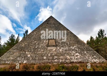 BALMORAL CAIRNS ROYAL DEESIDE ABERDEENSHIRE SCOTLAND L'IMMENSE PRINCE ALBERT LE CAIRN MEMORIAL ET LA PLAQUE DONNENT SUR LE DOMAINE BALMORAL Banque D'Images