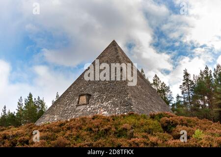 BALMORAL CAIRNS ROYAL DEESIDE ABERDEENSHIRE SCOTLAND L'IMMENSE PRINCE ALBERT MEMORIAL CAIRN SURPLOMBANT LE DOMAINE BALMORAL Banque D'Images