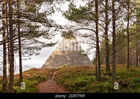 BALMORAL CAIRNS ROYAL DEESIDE ABERDEENSHIRE SCOTLAND LE PRINCE ALBERT CAIRN VUE SUR LE DOMAINE DE BALMORAL Banque D'Images