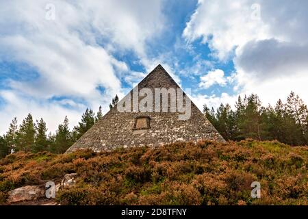 BALMORAL CAIRNS ROYAL DEESIDE ABERDEENSHIRE SCOTLAND LE PRINCE ALBERT MEMORIAL CAIRN UNE PYRAMIDE ENTOURÉE DE HEATHER Banque D'Images