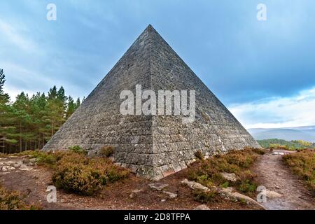 BALMORAL CAIRNS ROYAL DEESIDE ABERDEENSHIRE SCOTLAND LE PRINCE ALBERT MEMORIAL CAIRN ET UN SENTIER TRÈS PIÉTINÉ AUTOUR DE LA PYRAMIDE Banque D'Images