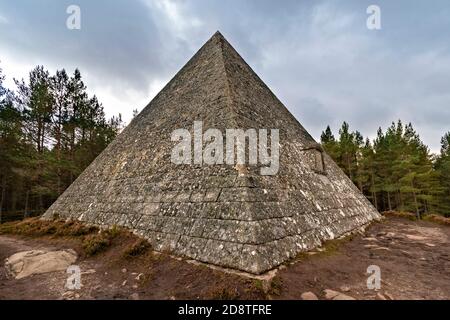 BALMORAL CAIRNS ROYAL DEESIDE ABERDEENSHIRE SCOTLAND LE PRINCE ALBERT MEMORIAL CAIRN LA PYRAMIDE ENTOURÉE PAR UN SENTIER FORTEMENT ÉRODÉ Banque D'Images