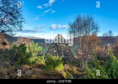 BALMORAL CAIRNS ROYAL DEESIDE ECOSSE LE PRINCE LEOPOLD CAIRN SURPLOMBE CHÂTEAU DE BALMORAL Banque D'Images