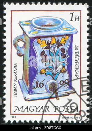 HONGRIE - VERS 1985: Timbre imprimé par la Hongrie, montre la bouteille d'eau et le distributeur de Faience, 1609, vers 1985 Banque D'Images