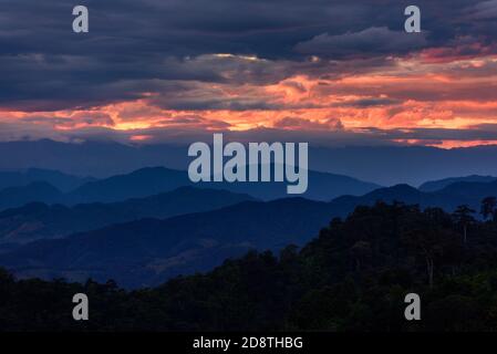 Coucher du soleil dans le majestueux paysage de montagnes. Ciel dramatique. Banque D'Images