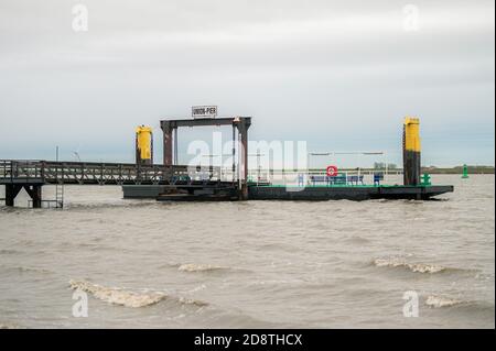 Nordenham, Allemagne. 1er novembre 2020. L'embarcadère Union Pier à Nordenham, où le navire avec six roulettes avec des déchets nucléaires hautement radioactifs est attendu. Credit: Mohssen Assanimoghaddam/dpa/Alay Live News Banque D'Images