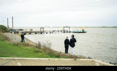 Nordenham, Allemagne. 1er novembre 2020. Les gens se tiennent sur les rives du Weser, en face de l'embarcadère Union, où le navire avec six roulettes avec des déchets nucléaires hautement radioactifs est attendu. Credit: Mohssen Assanimoghaddam/dpa/Alay Live News Banque D'Images