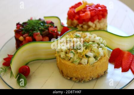 Trois repas originaux et colorés sur une assiette Banque D'Images