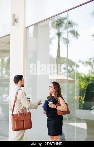 Business people standing outdoors Banque D'Images