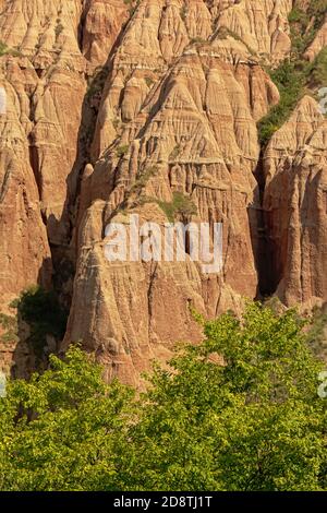 Gros plan sur les rochers roses Rapa Rosie , le grand canyon de Roumanie, sous un ciel bleu clair Banque D'Images