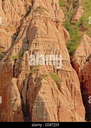 Gros plan sur les rochers roses Rapa Rosie , le grand canyon de Roumanie, sous un ciel bleu clair Banque D'Images