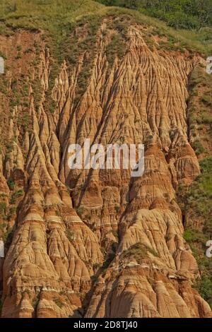 Gros plan sur les rochers roses Rapa Rosie , le grand canyon de Roumanie, sous un ciel bleu clair Banque D'Images