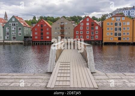 Maisons colorées le long de la rivière Nidelva à Trondheim, Norvège Banque D'Images