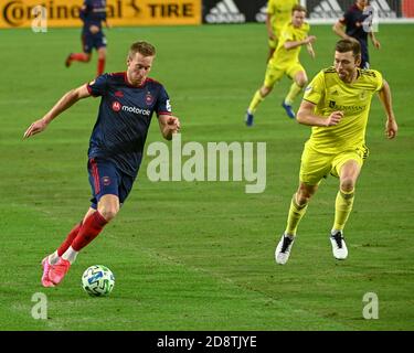 Nashville, Tennessee, États-Unis. 31 octobre 2020. Robert Beric (27), le défenseur de Chicago, Dave Romney (4), en action pendant le match MLS entre le Chicago Fire et le Nashville SC au Nissan Stadium de Nashville, TN. Kevin Langley/CSM/Alamy Live News Banque D'Images