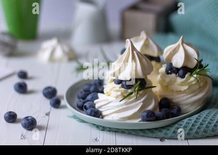 Dessert pavlova aux myrtilles sur fond de bois blanc Banque D'Images