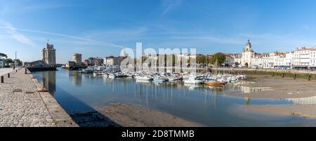 La Rochelle, C-M / France - 16 octobre 2020 : vue panoramique sur le port et le centre-ville de la Rochelle Banque D'Images