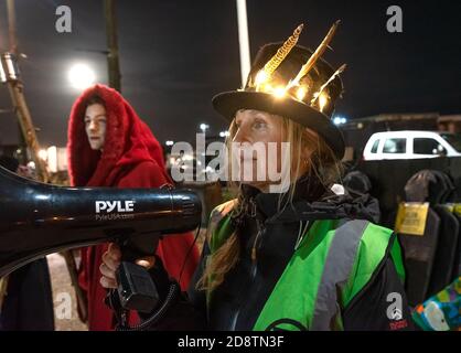 Hastings, Royaume-Uni. 31 octobre 2020. Rébellion d'extinction manifestation d'Halloween et mars. La marche animée quitta la vieille ville une fois sombre, et comprenait des tambours de samba bruyants, des squelettes, des vélos lumineux, un monde sur l'effigie du feu, des torches de feu et se termina par des bombes de fumée. Les routes ont été bloquées par des bannières de 10M pour permettre à la marche de traverser les routes en toute sécurité. La manifestation a exigé une action immédiate et significative du Gouvernement pour relever les défis d'une urgence climatique. Organisé par extinction Rebellion Hastings / St Leonards et extinction Rebellion Sud-est du Royaume-Uni. Crédit : Stephen Bell/Alay Banque D'Images