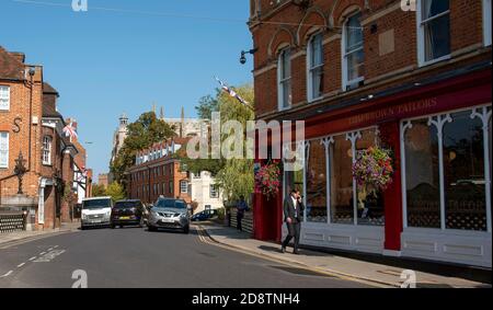 Eton, Buckinghamshire, Angleterre, Royaume-Uni. Célèbre magasin, Tom Brown Tailors a établi 1784 sur Eton High Street en regardant vers Eton College. Banque D'Images