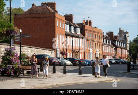 Windsor, Berkshiire, Angleterre, Royaume-Uni. 2020. Touristes à Windsor avec une toile de fond de Park Street près de la longue promenade. Banque D'Images