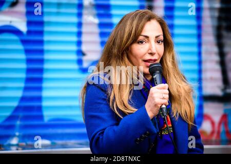 Berlin, Berlin, Allemagne. 1er novembre 2020. HELIN EVRIM SOMMER (Parti de gauche), membre du Bundestag allemand, peut être vu prononcer un discours comme à l'occasion de la Journée mondiale de Kobane, Plusieurs groupes de gauche manifestent après l'appel international de la campagne RiseUp4Rojava sous la devise "de Kobane au monde - se lever contre le fascisme" à Berlin Neukoelln et Kreuzberg. Les organisateurs exigent une société libérée sans colonialisme, patriarcat et fascisme et montrent la solidarité avec les gens et les combattants dans l'Administration autonome de la Syrie du Nord et de l'est (NES), également connue sous le nom de Rojava and Banque D'Images