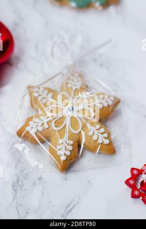 Biscuits maison de pain d'épice de Noël avec décoration Banque D'Images